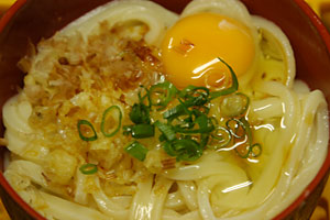 ゆでたてのうどん。