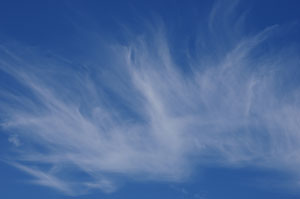 絵の具でスケッチをしたような空。