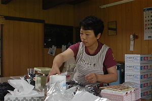 箱詰め作業。